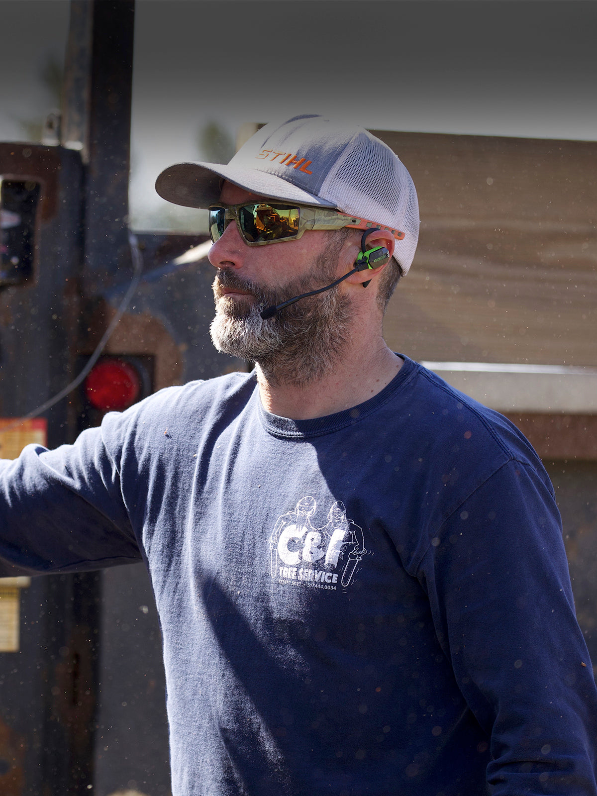 EAR PROTECTION WITH NOISE CANCELLING MICROPHONE: MUTE BACKGROUND NOISE